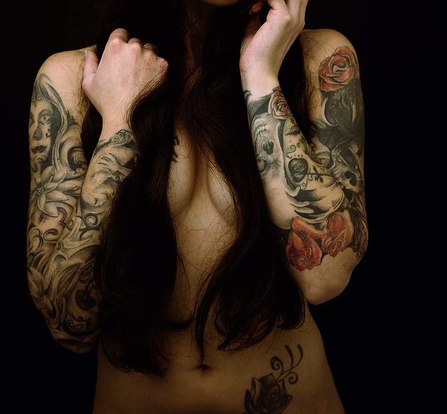tetovaná žena
